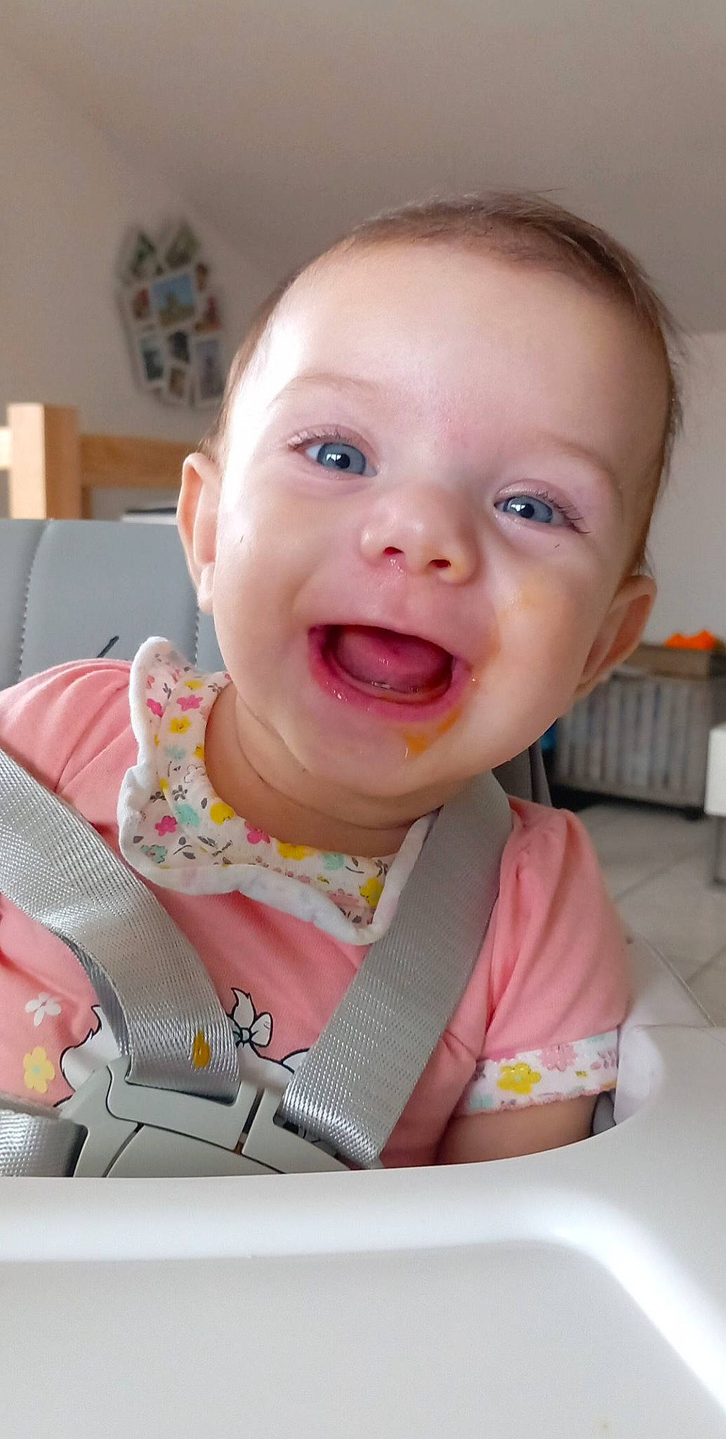 Alix participe au concours pour gagner de l'argent avec cette photo : baby, baby_laughing, baby_toddler_clothing, cheek, child, collar, ear, eyebrow, happy, iris, lip, mouth, nose, person, pink, skin, sleeve, smile, toddler, tongue