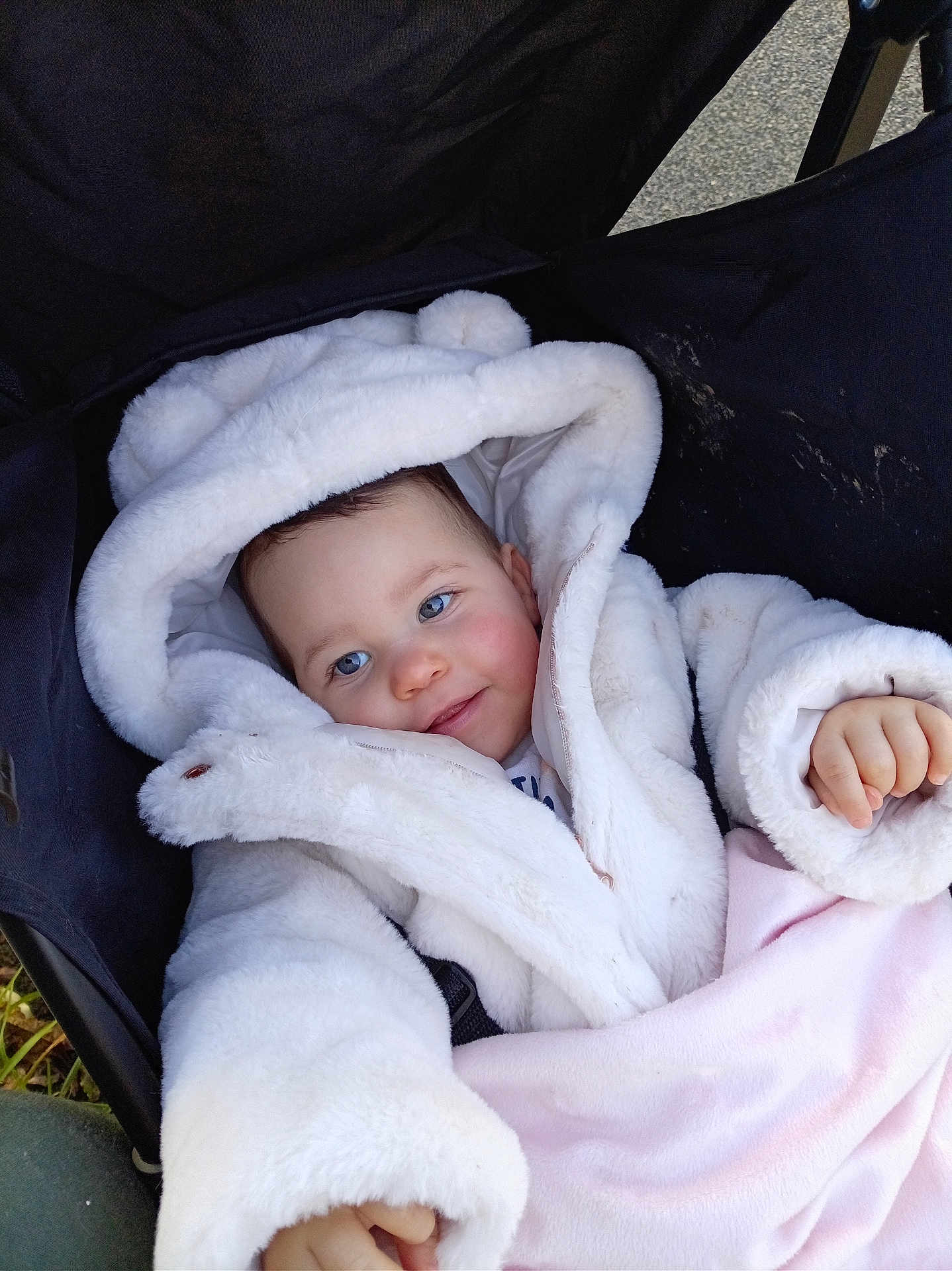 Valentina a rejoint le concours — aidez-le/la à gagner de superbes lots ! baby, infant, stroller, blanket, white_coat, hood, blue_eyes, rosy_cheeks, hand, smile, fluffy, winter_clothing, outdoor, canopy, portrait, closeup, cozy, cute, sitting, soft_texture
