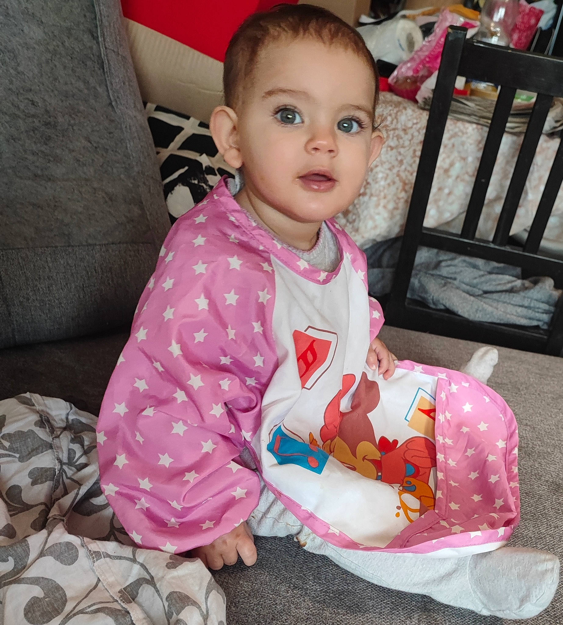 Djenna a rejoint le concours — aidez-le/la à gagner de superbes lots ! baby, baby_products, baby_toddler_clothing, cheek, child, comfort, flooring, fun, happy, magenta, pattern, person, pink, play, sitting, skin, sleeve, smile, textile, toddler