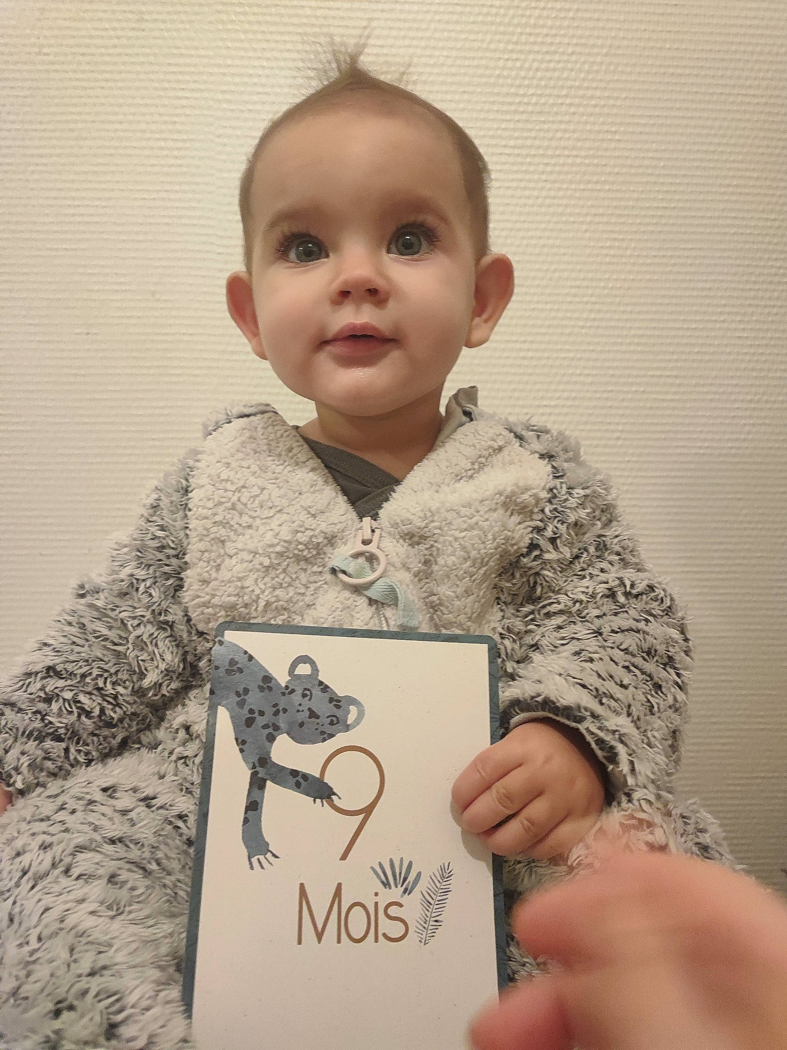 Djenna a rejoint le concours — aidez-le/la à gagner de superbes lots ! art, baby, baby_toddler_clothing, cheek, child, drawing, finger, font, gesture, hand, happy, illustration, long_sleeved_t_shirt, neck, pattern, person, sleeve, t_shirt, toddler, top