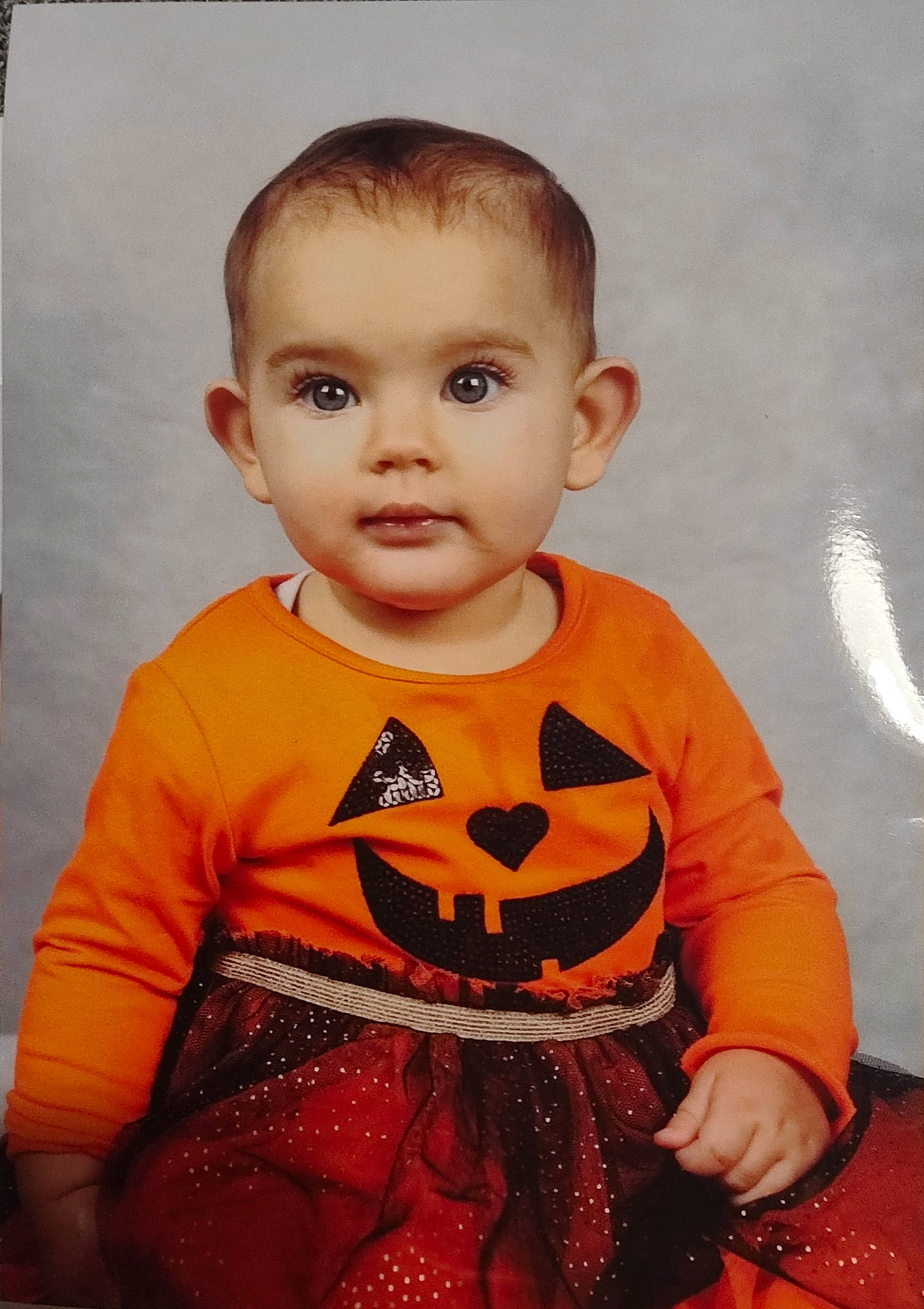 Djenna participe au concours pour gagner de l'argent avec cette photo : baby, baby_toddler_clothing, cheek, child, clothing, fashion_design, flooring, happy, iris, lip, neck, nose, orange, pattern, person, sitting, skin, sleeve, standing, t_shirt