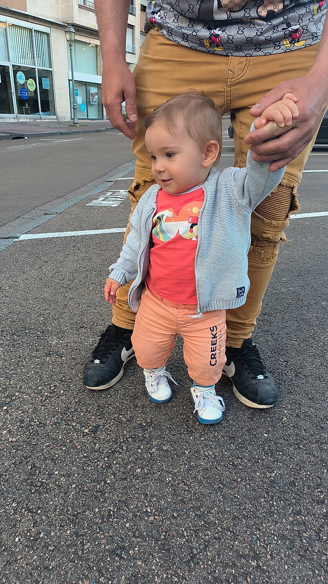 Aaron a rejoint le concours — aidez-le/la à gagner de superbes lots ! asphalt, baby_toddler_clothing, event, foot, gesture, happy, human_leg, leisure, pedestrian, person, recreation, road_surface, shoe, shorts, sidewalk, sleeve, sneakers, thigh, thumb, toddler