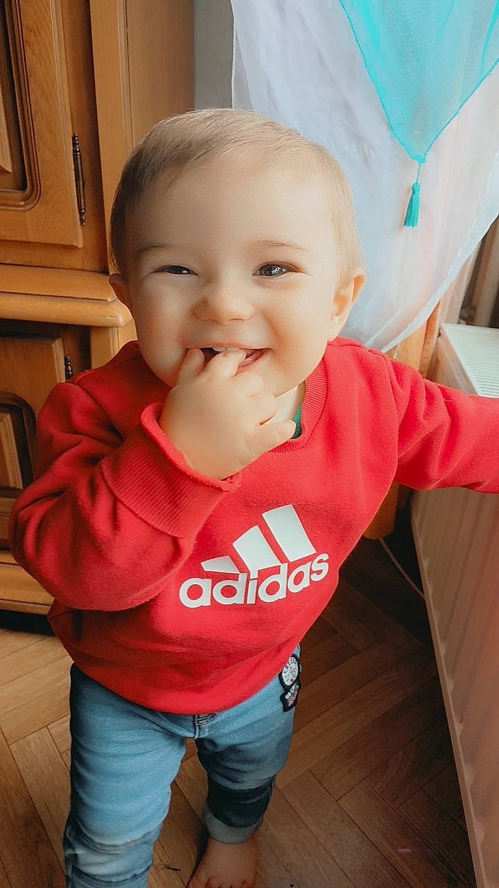Aaron participe au concours pour gagner de l'argent avec cette photo : baby_toddler_clothing, cheek, chin, clothing, facial_expression, finger, happy, iris, jeans, joy, lip, mouth, neck, nose, person, pink, product, skin, sleeve, smile