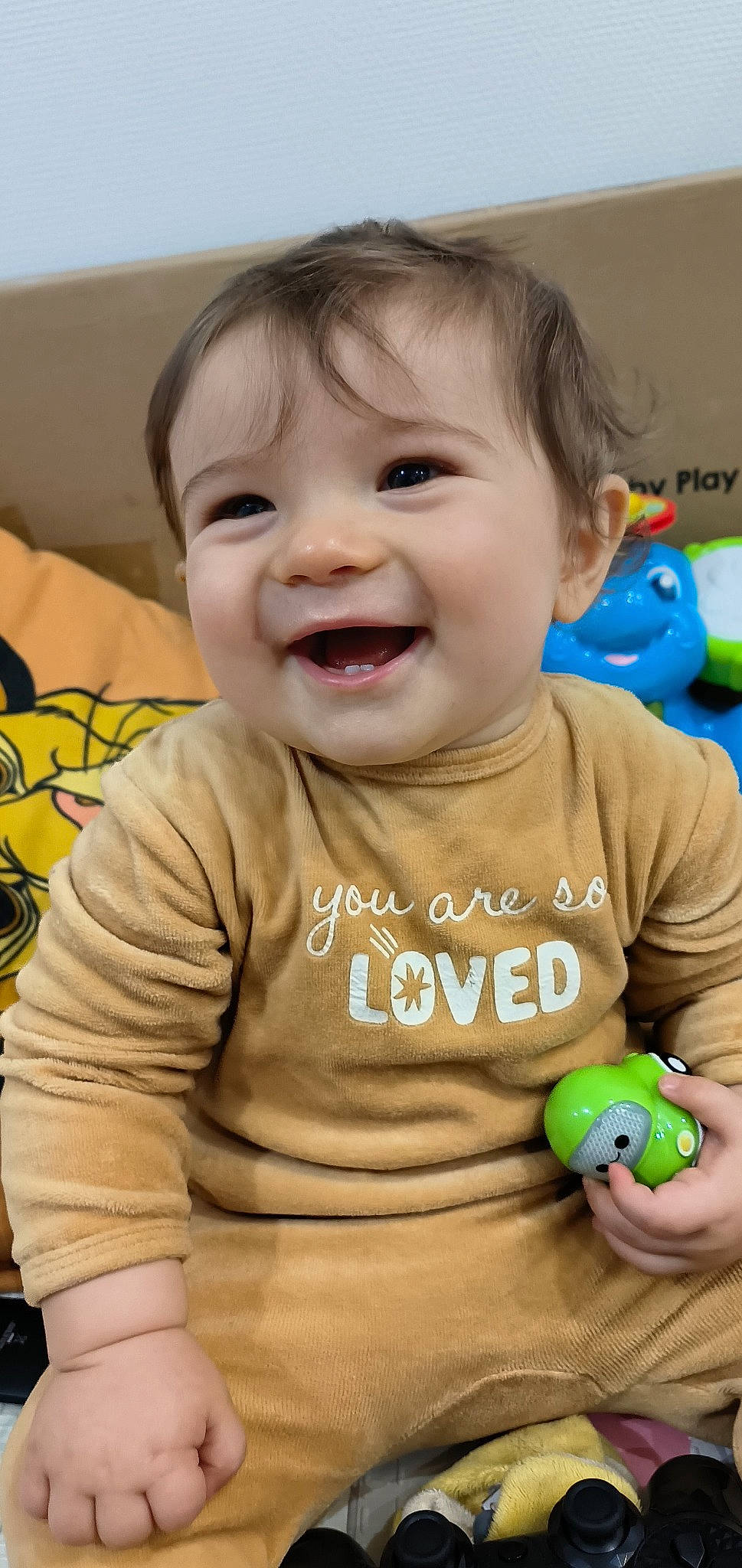 Aaron participe au concours pour gagner de l'argent avec cette photo : arm, baby, baby_playing_with_toys, baby_toddler_clothing, cheek, facial_expression, green, hairstyle, happy, head, iris, mammal, mouth, nose, organ, person, product, skin, sleeve, smile