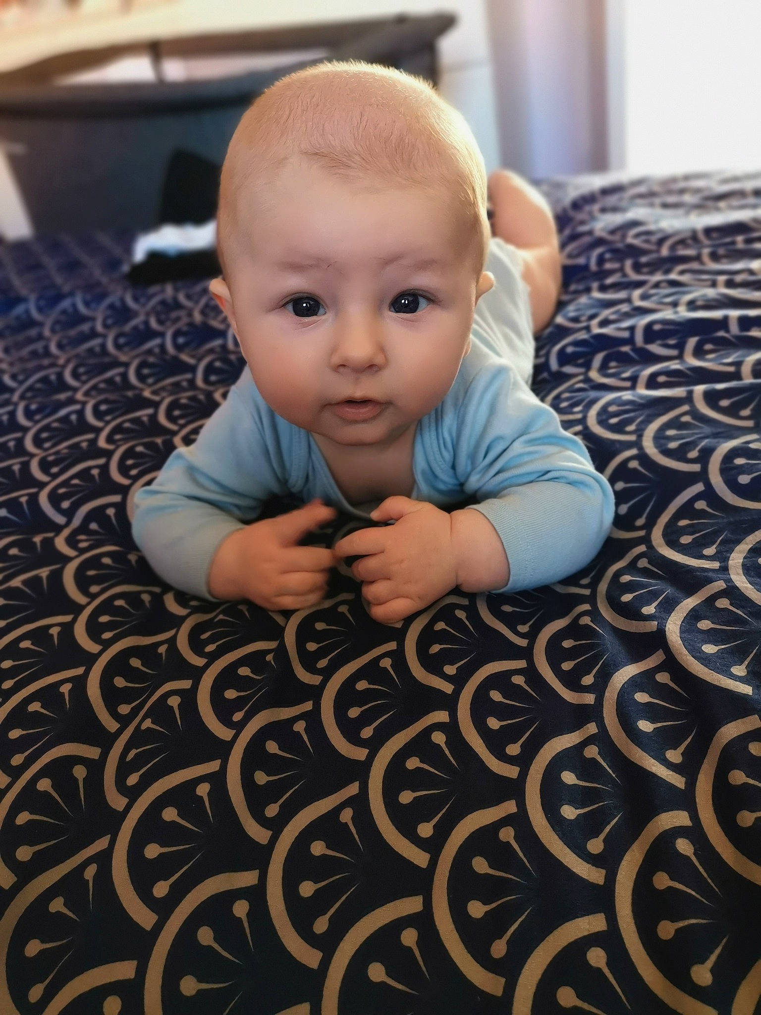 Swan a rejoint le concours — aidez-le/la à gagner de superbes lots ! baby, baby_toddler_clothing, carpet, cheek, child, comfort, flash_photography, floor, flooring, fun, grass, grey, happy, hardwood, linens, pattern, person, sitting, skin, toddler