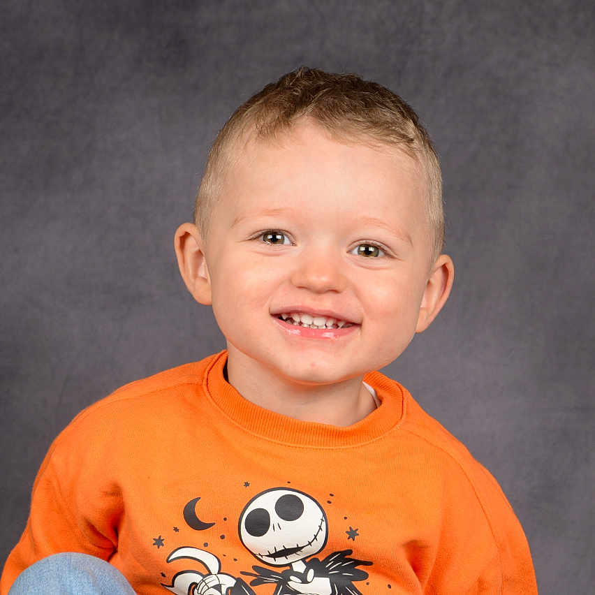 Swann a rejoint le concours — aidez-le/la à gagner de superbes lots ! child, smiling, orange_sweatshirt, cartoon_character, portrait, young_boy, short_hair, casual_clothing, studio_photo, happy, face, cute, kid, person, isolated_background, sitting, front_view, light_skinned, indoors, colorful_clothing