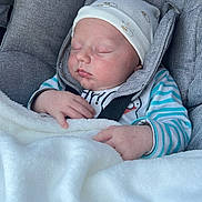 Swann participe au concours pour gagner de l'argent avec cette photo : baby, sleeping, blanket, car_seat, hat, clothing, child, infant, cute, cozy, resting, pajamas, baby_carrier, headwear, peaceful, portrait, soft, comfort, young_child, indoor