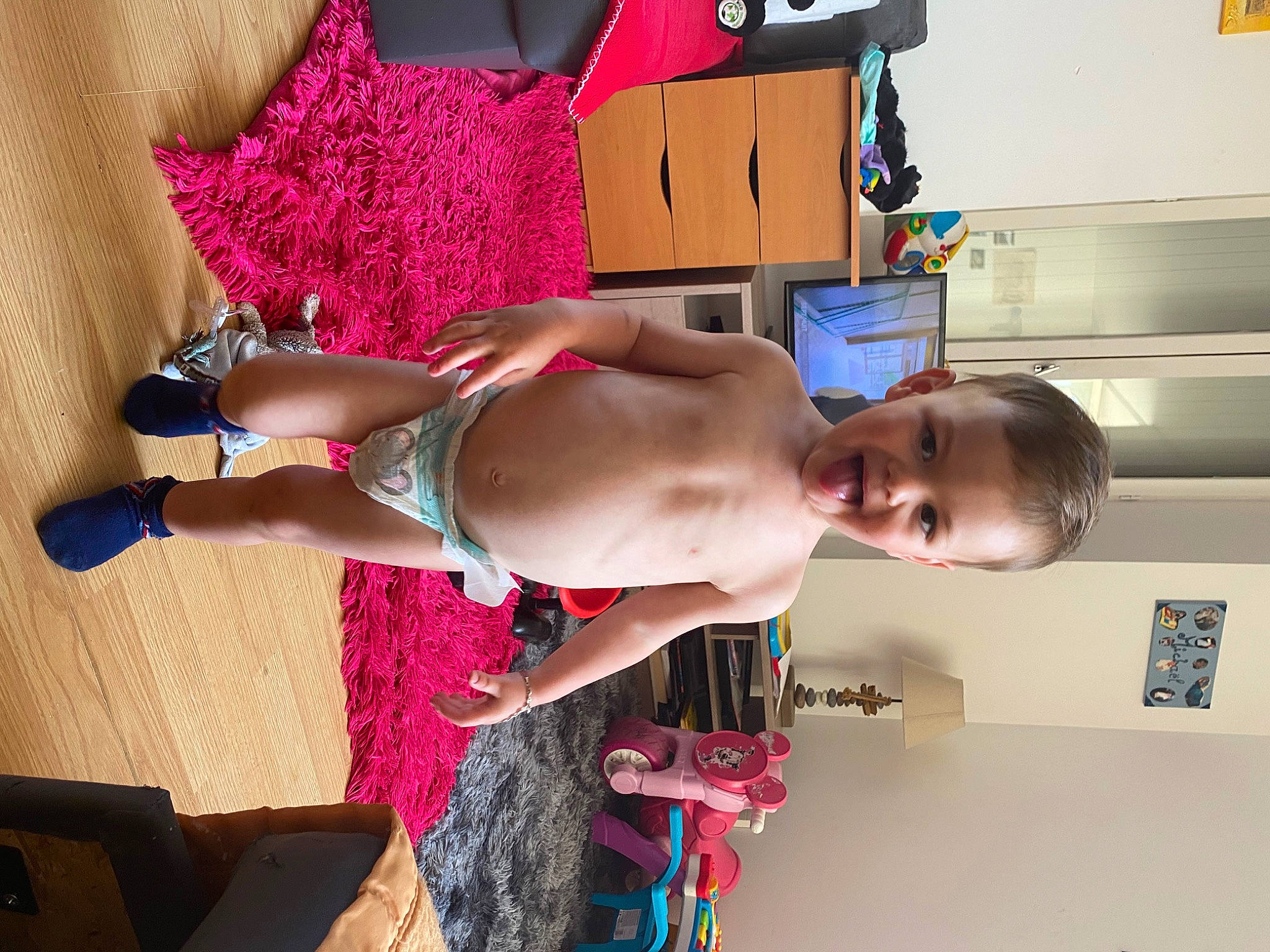 Aïden participe au concours pour gagner de l'argent avec cette photo : abdomen, chest, child, elbow, flesh, fun, happy, human_leg, joint, knee, magenta, pattern, person, pink, refrigerator, room, smile, thigh, toddler, trunk