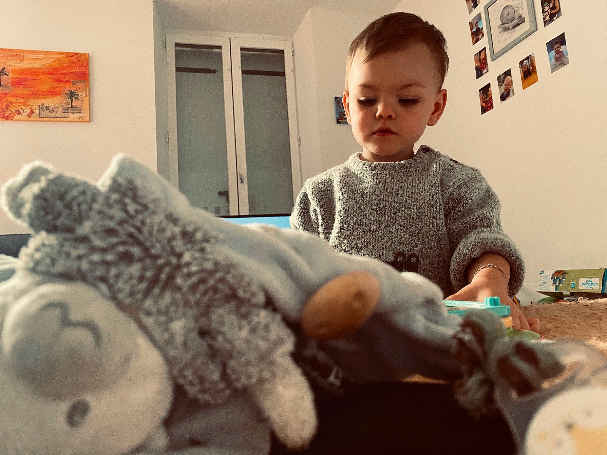 Aïden a rejoint le concours — aidez-le/la à gagner de superbes lots ! arm, baby, baby_toddler_clothing, baby_toys, child, comfort, facial_expression, finger, flooring, fun, happy, joint, person, picture_frame, room, skin, sleeve, t_shirt, toddler, toy