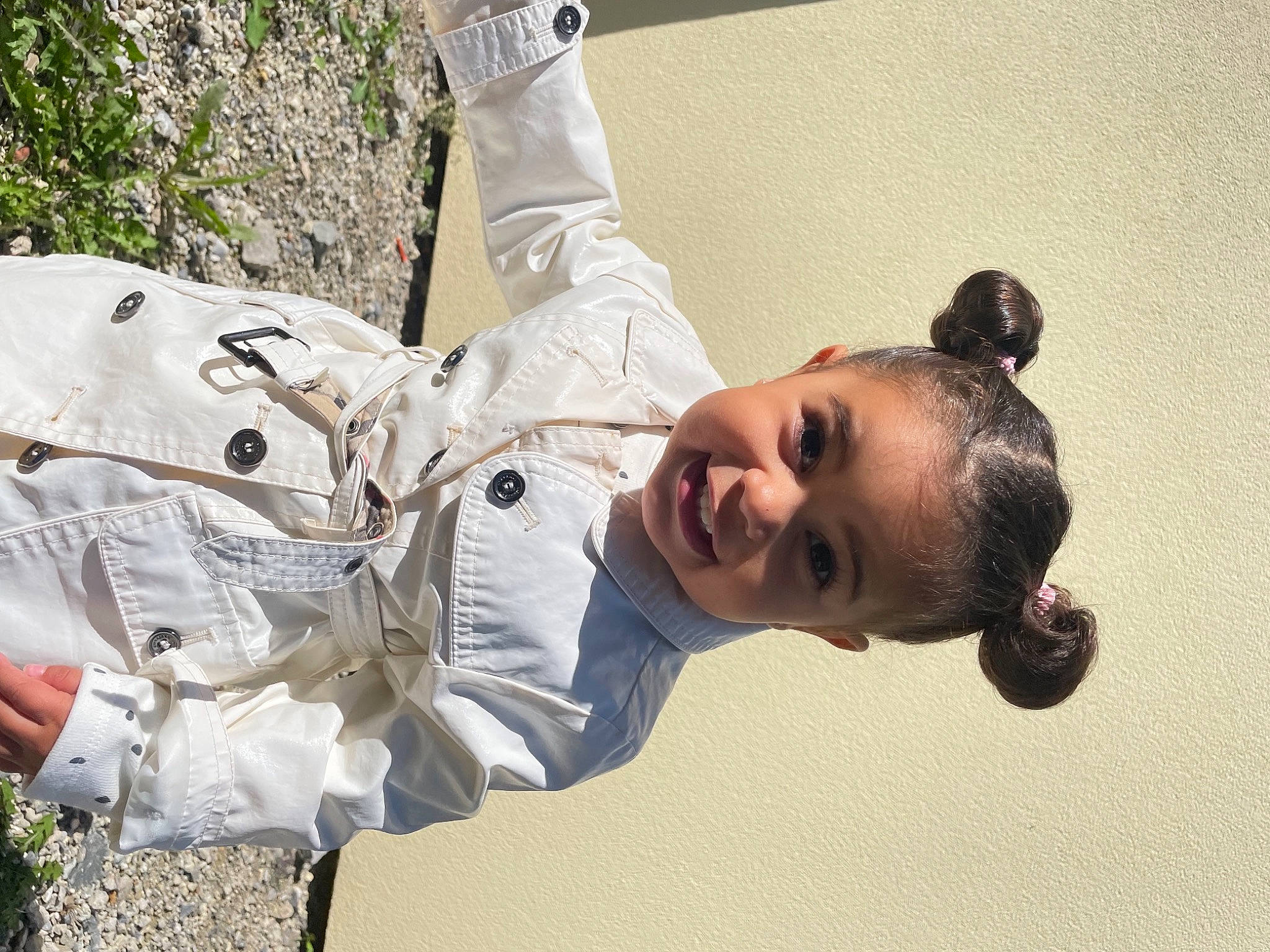 Hana a rejoint le concours — aidez-le/la à gagner de superbes lots ! adventure, child, elbow, eyewear, fun, gesture, glove, happy, joint, joy, leisure, people_in_nature, person, recreation, smile, sneakers, sport_climbing, toddler