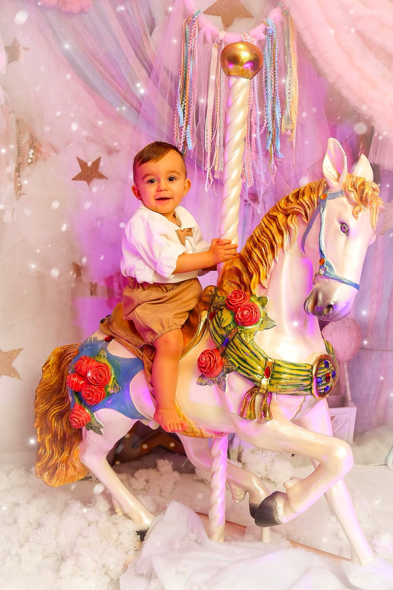 Lysandro participe au concours pour gagner de l'argent avec cette photo : amusement_park, amusement_ride, carousel, child, event, fictional_character, fun, happy, horse, horse_tack, joy, leisure, magenta, mythical_creature, nonbuilding_structure, person, pink, plant, recreation, toddler