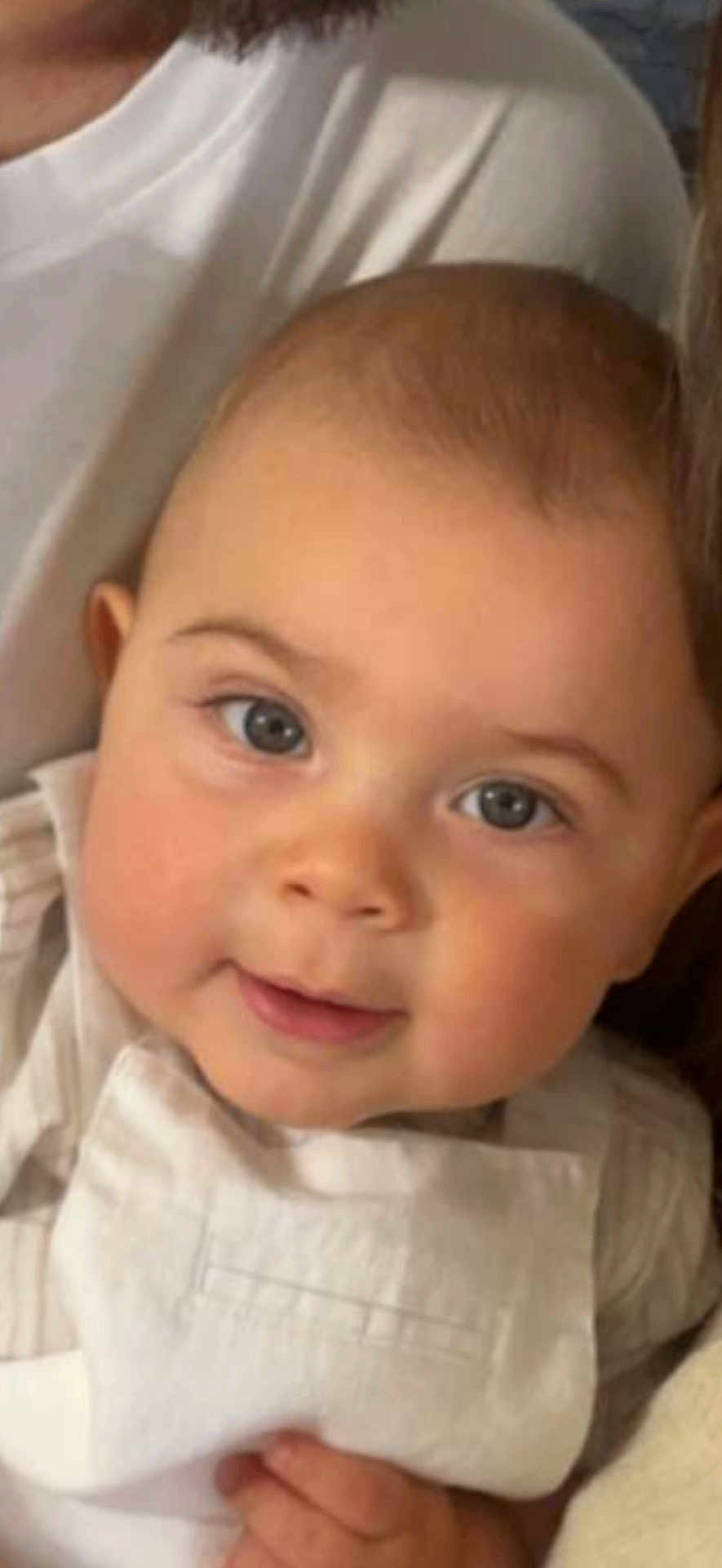 Lyzio a rejoint le concours — aidez-le/la à gagner de superbes lots ! baby, child, face, eyes, smile, white_clothing, indoor, close_up, cute, infant, skin, hand, portrait, young, person, head, expression, warm_lighting, soft_focus, adorable
