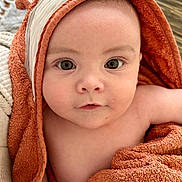 Lucas participe au concours pour gagner de l'argent avec cette photo : baby, child, towel, hood, close_up, face, eyes, skin, infant, person, portrait, cozy, orange, texture, cute, looking, young, wrapped, soft, indoor