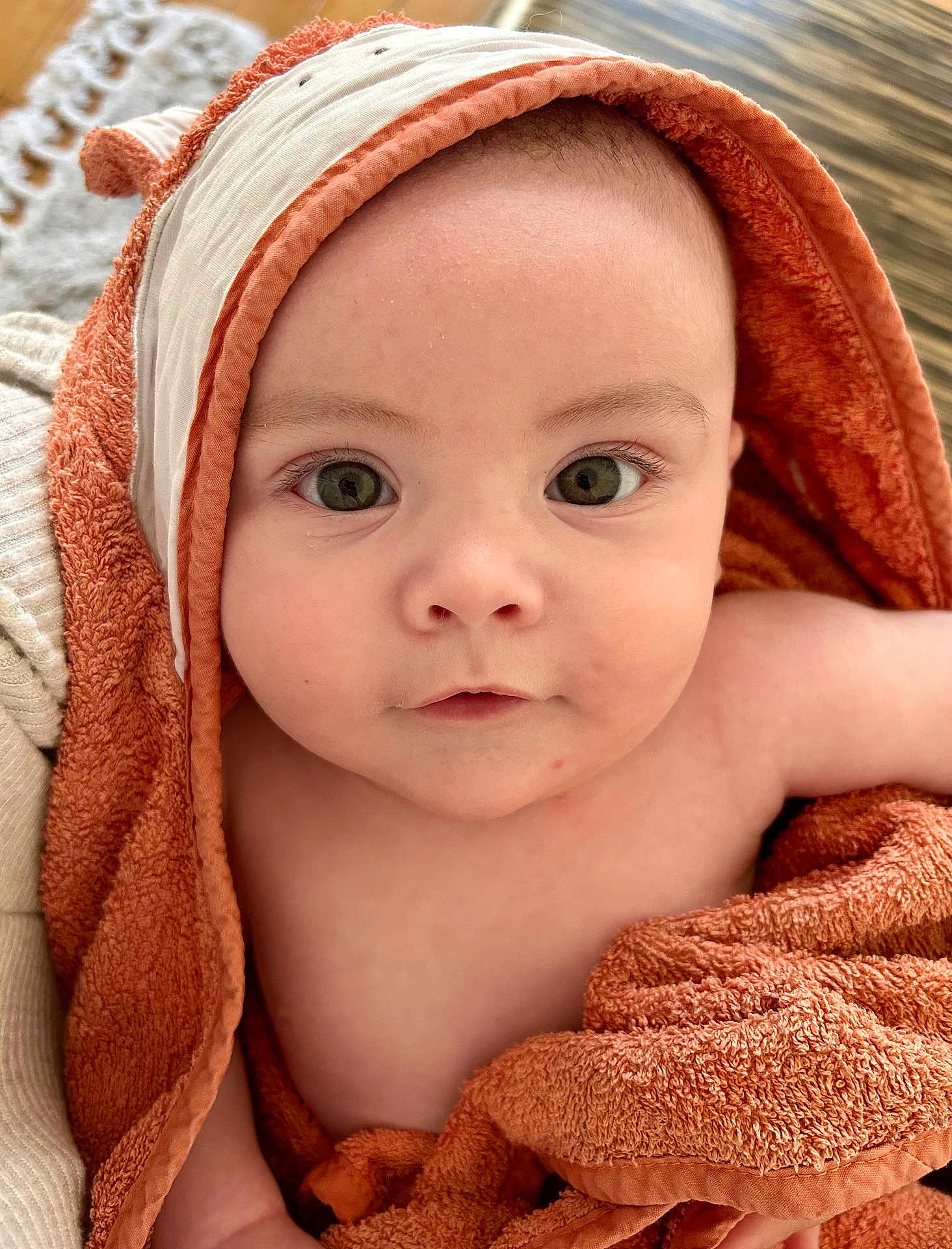 Lucas participe au concours pour gagner de l'argent avec cette photo : baby, child, towel, hood, close_up, face, eyes, skin, infant, person, portrait, cozy, orange, texture, cute, looking, young, wrapped, soft, indoor