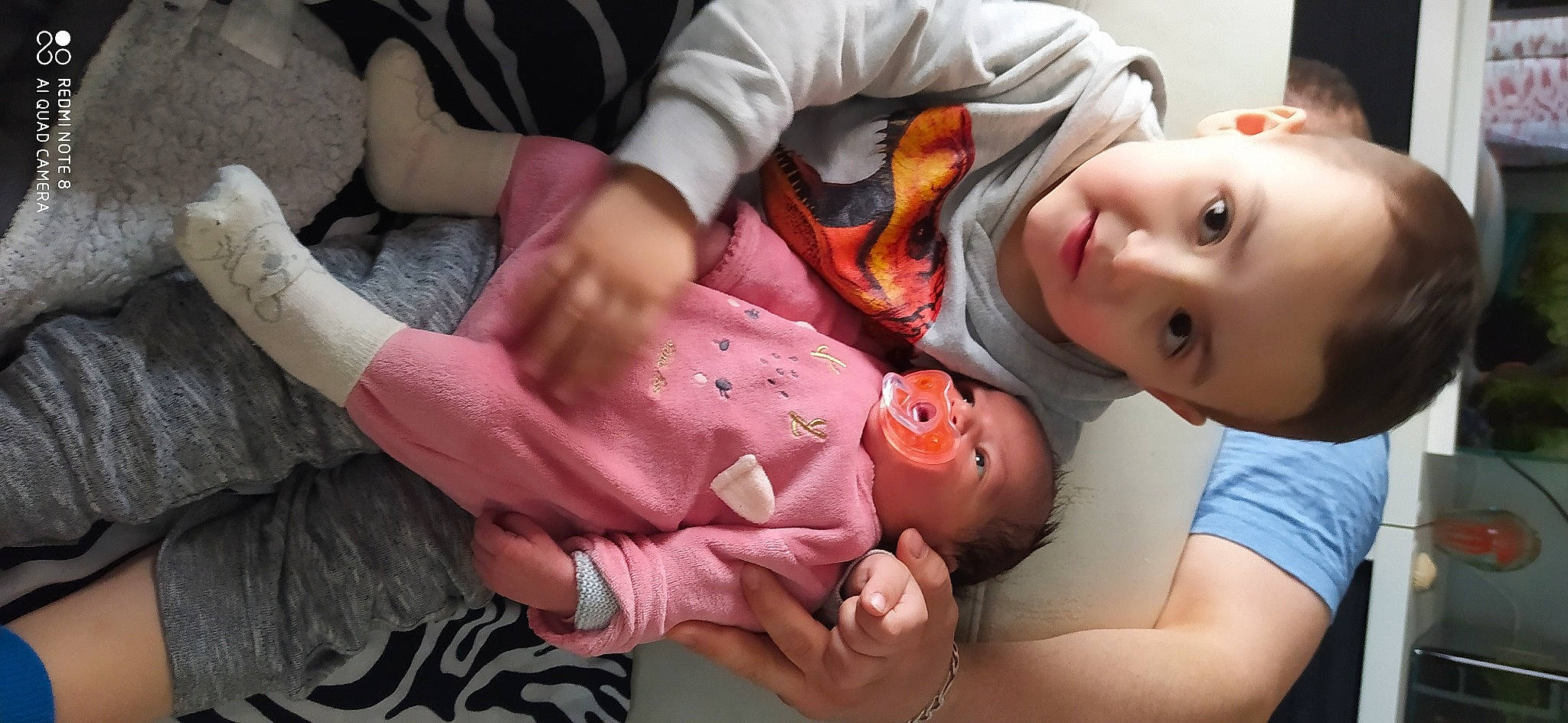 Ely a rejoint le concours — aidez-le/la à gagner de superbes lots ! arm, baby, cheek, child, ear, hand, mouth, person, skin, toddler