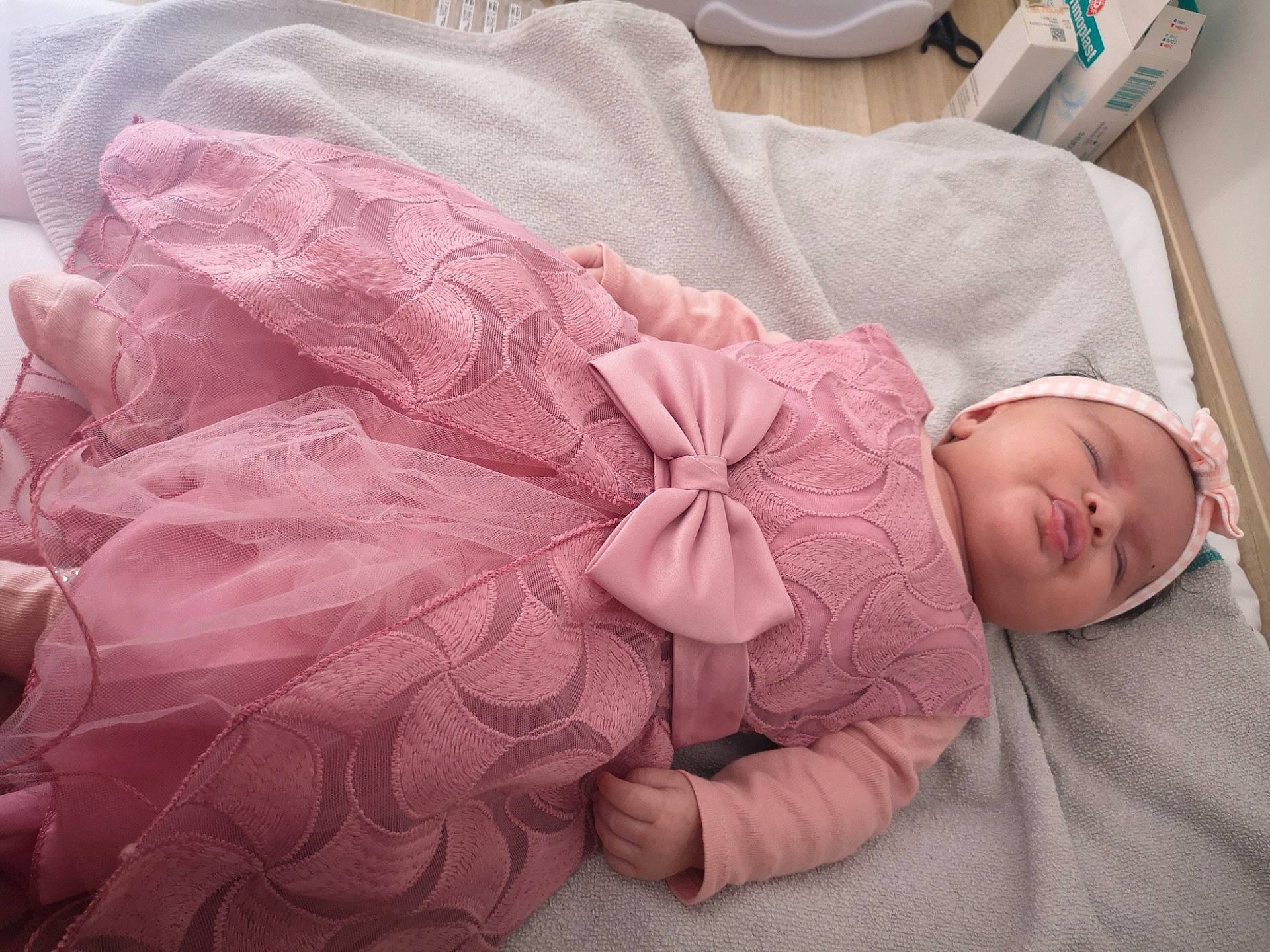 Ely participe au concours pour gagner de l'argent avec cette photo : baby, baby_sleeping, bedding, birth, blanket, child, comfort, linens, person, pink, product, sleep, textile, toddler