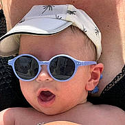 Enzo a rejoint le concours — aidez-le/la à gagner de superbes lots ! baby, sunglasses, hat, visor, hand, bracelet, skin, person, child, summer, sunlight, accessory, fashion, closeup, expression, outdoor, cool, shade, headwear, cute