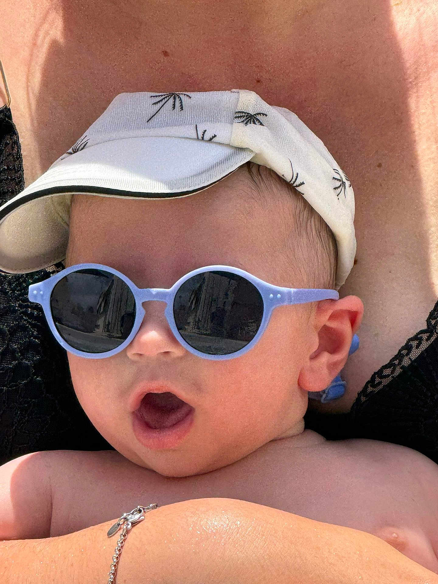 Enzo a rejoint le concours — aidez-le/la à gagner de superbes lots ! baby, sunglasses, hat, visor, hand, bracelet, skin, person, child, summer, sunlight, accessory, fashion, closeup, expression, outdoor, cool, shade, headwear, cute