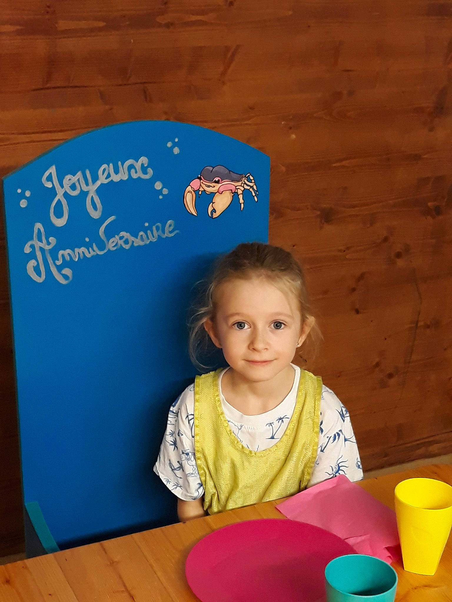 Oriane participe au concours pour gagner de l'argent avec cette photo : blue, child, day, fun, girl, infant, leisure, person, play, product, room, sitting, smile, toddler, yellow
