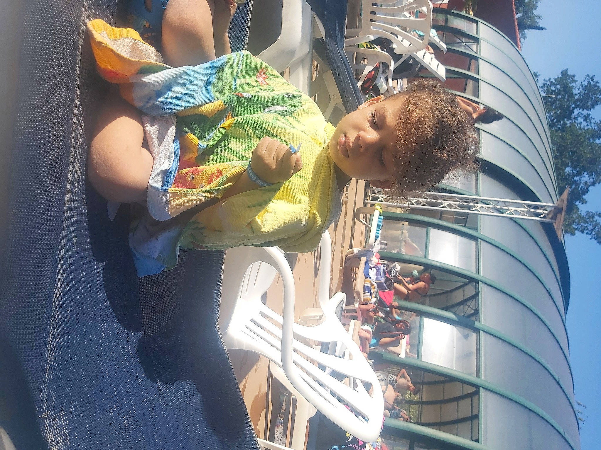 Ziad participe au concours pour gagner de l'argent avec cette photo : auto_part, automotive_exterior, facade, family_car, fun, leisure, motor_vehicle, person, pole, recreation, sky, transport, tree, vacation, vehicle_door