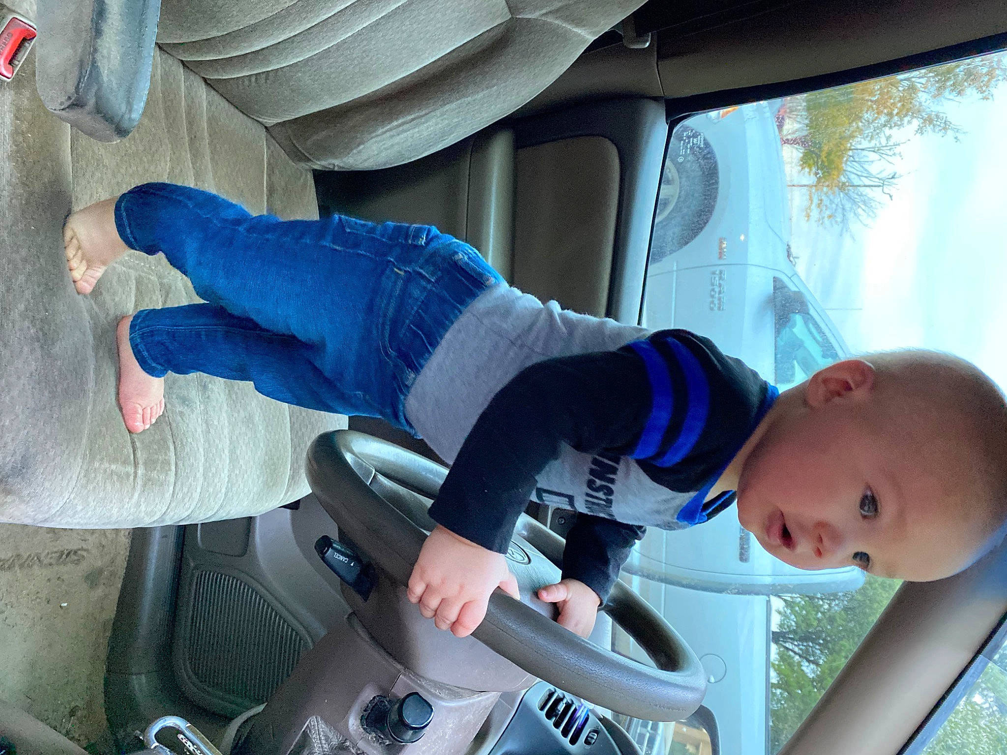 Alvin is registered to the contest to win money with this photo: auto_part, automotive_design, automotive_exterior, automotive_lighting, automotive_window_part, car, electric_blue, finger, human_leg, land_vehicle, leisure, motor_vehicle, person, sky, toddler, tree, vehicle, vehicle_door, white, window