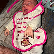 Cassidy a rejoint le concours — aidez-le/la à gagner de superbes lots ! baby, infant, bib, clothing, white_outfit, pink_trim, embroidery, mouse_illustration, blanket, soft_texture, hand, foot, sock, face, expression, mouth_open, lying_down, indoors, cute, child