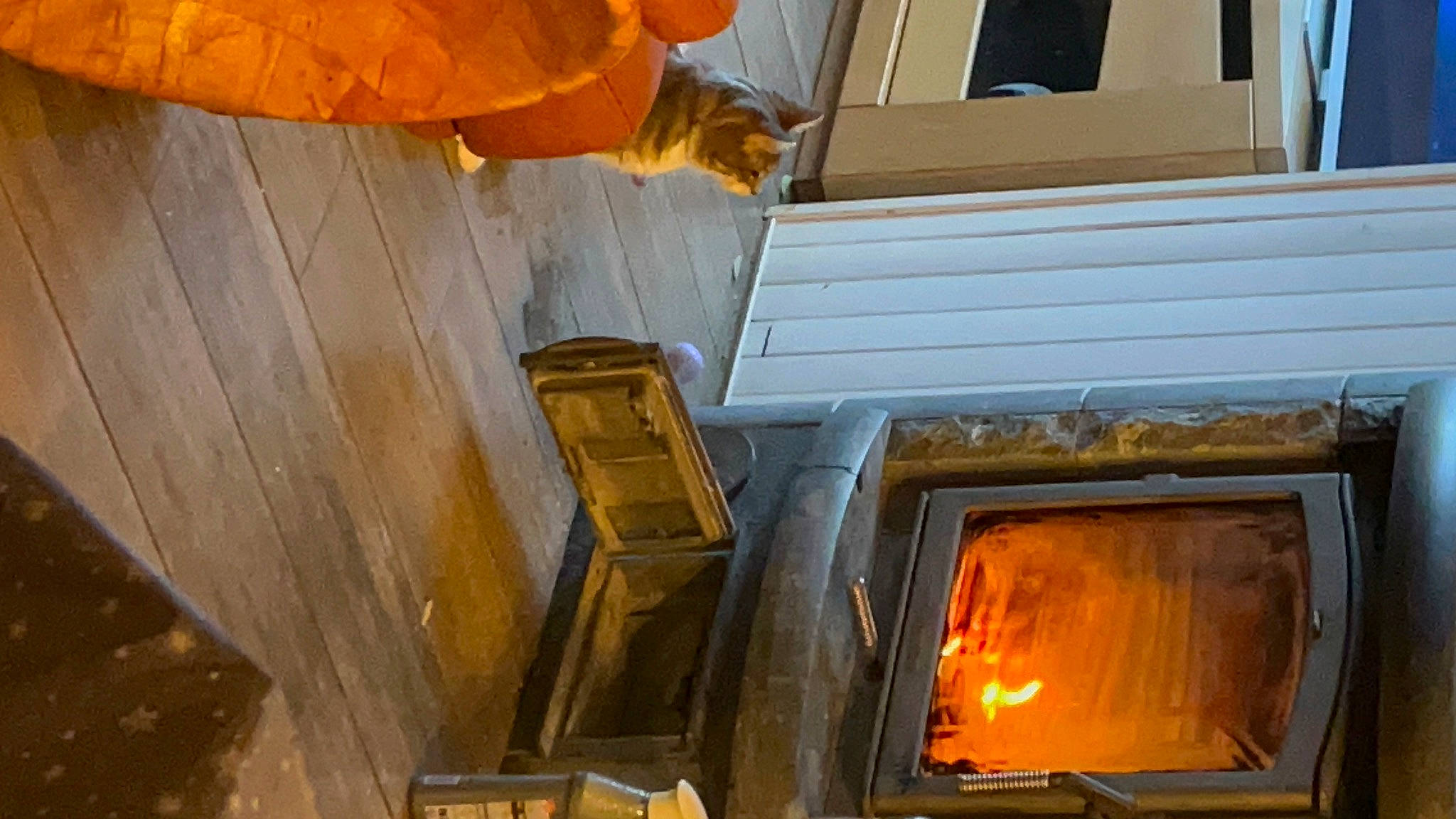 Luna participe au concours pour gagner de l'argent avec cette photo : amber, automotive_exterior, automotive_lighting, building, door, fire, fireplace, flame, gas, hardwood, heat, house, metal, orange, rectangle, varnish, window, wood, wood_stain, yellow