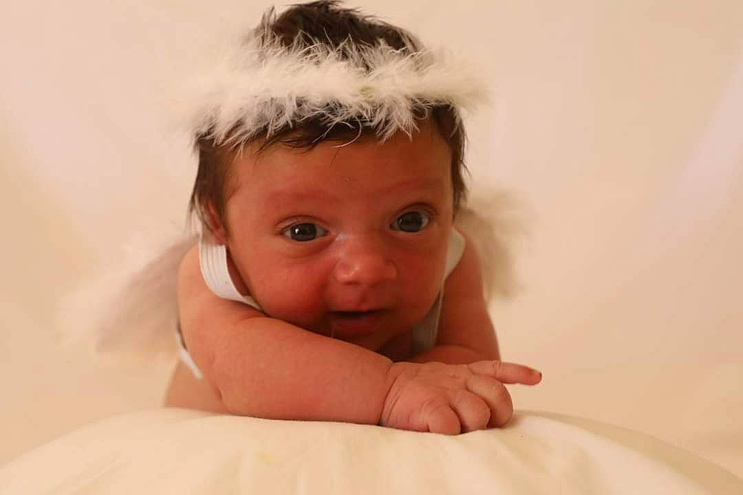 Tiziano a rejoint le concours — aidez-le/la à gagner de superbes lots ! baby, baby_toddler_clothing, bathing, bridal_accessory, comfort, costume_hat, ear, eyebrow, eyelash, finger, flash_photography, fur, gesture, happy, headband, headgear, headpiece, headwear, lip, person