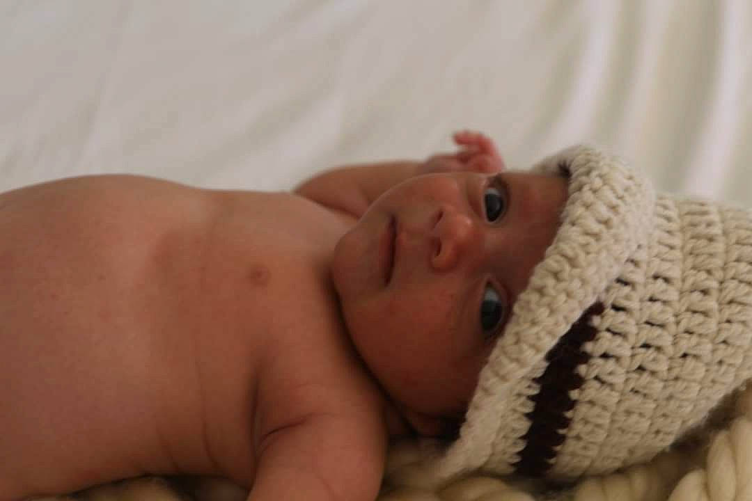 Tiziano a rejoint le concours — aidez-le/la à gagner de superbes lots ! arm, baby, baby_sleeping, baby_toddler_clothing, bedtime, cheek, comfort, eyebrow, eyelash, face, fashion_accessory, hand, head, headwear, human_body, iris, linens, neck, pattern, person