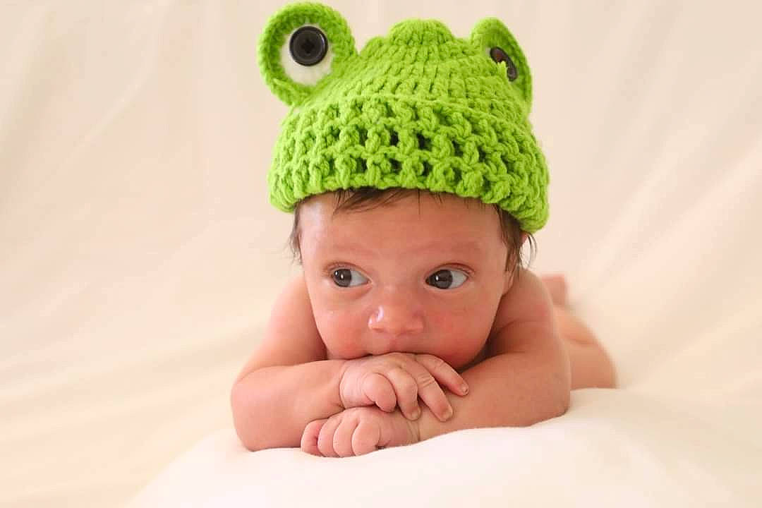 Tiziano a rejoint le concours — aidez-le/la à gagner de superbes lots ! arm, art, baby, baby_sleeping, baby_toddler_clothing, cap, cheek, comfort, creative_arts, eye, face, finger, happy, head, headgear, headwear, knit_cap, person, thumb, toddler