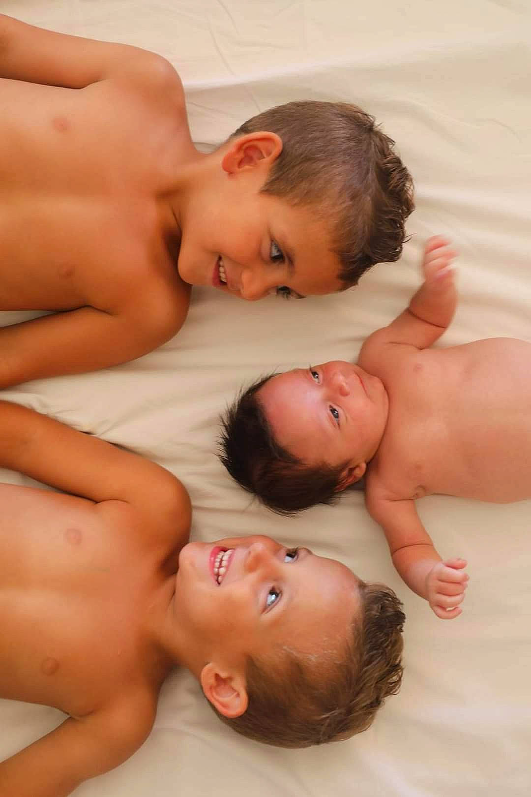 Alonzo a rejoint le concours — aidez-le/la à gagner de superbes lots ! arm, cheek, chest, chin, eye, eyebrow, facial_expression, finger, hairstyle, hand, human, human_body, joint, joy, mammal, mouth, muscle, neck, person, shoulder