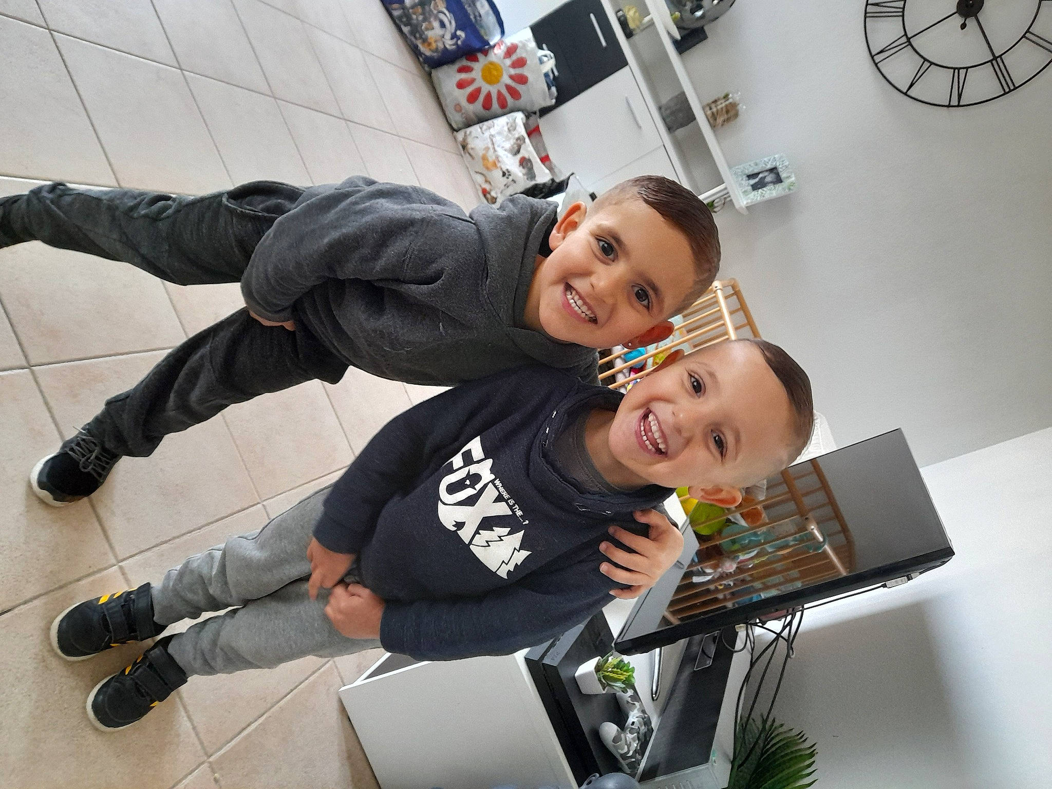 Alonzo participe au concours pour gagner de l'argent avec cette photo : child, computer, display_device, flooring, fun, gadget, happy, joy, mechanical_fan, person, personal_computer, photography, product, room, sitting, smile, t_shirt, toddler