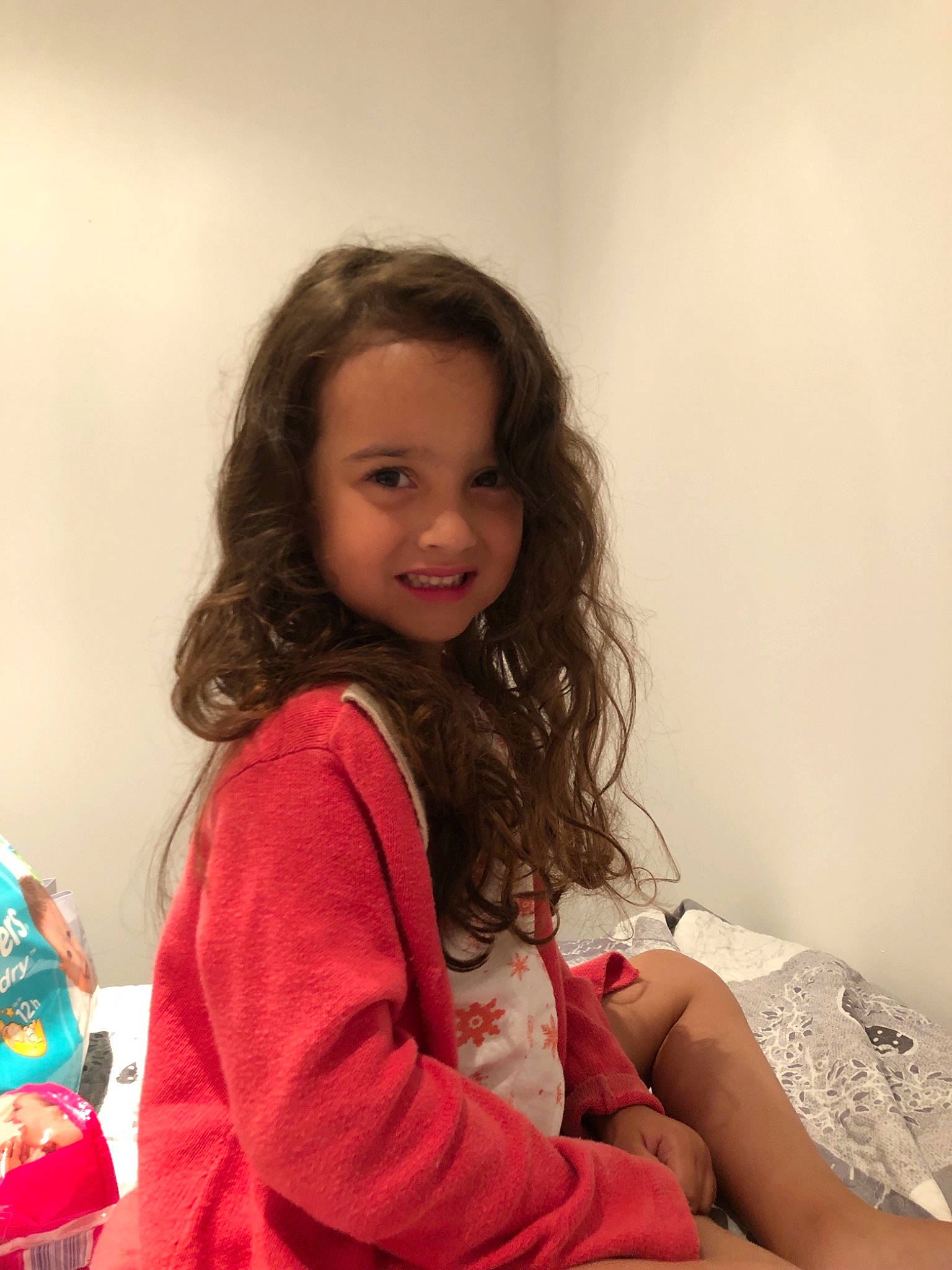 Imany participe au concours pour gagner de l'argent avec cette photo : child, joy, long_hair, person, play, sitting, smile, toddler