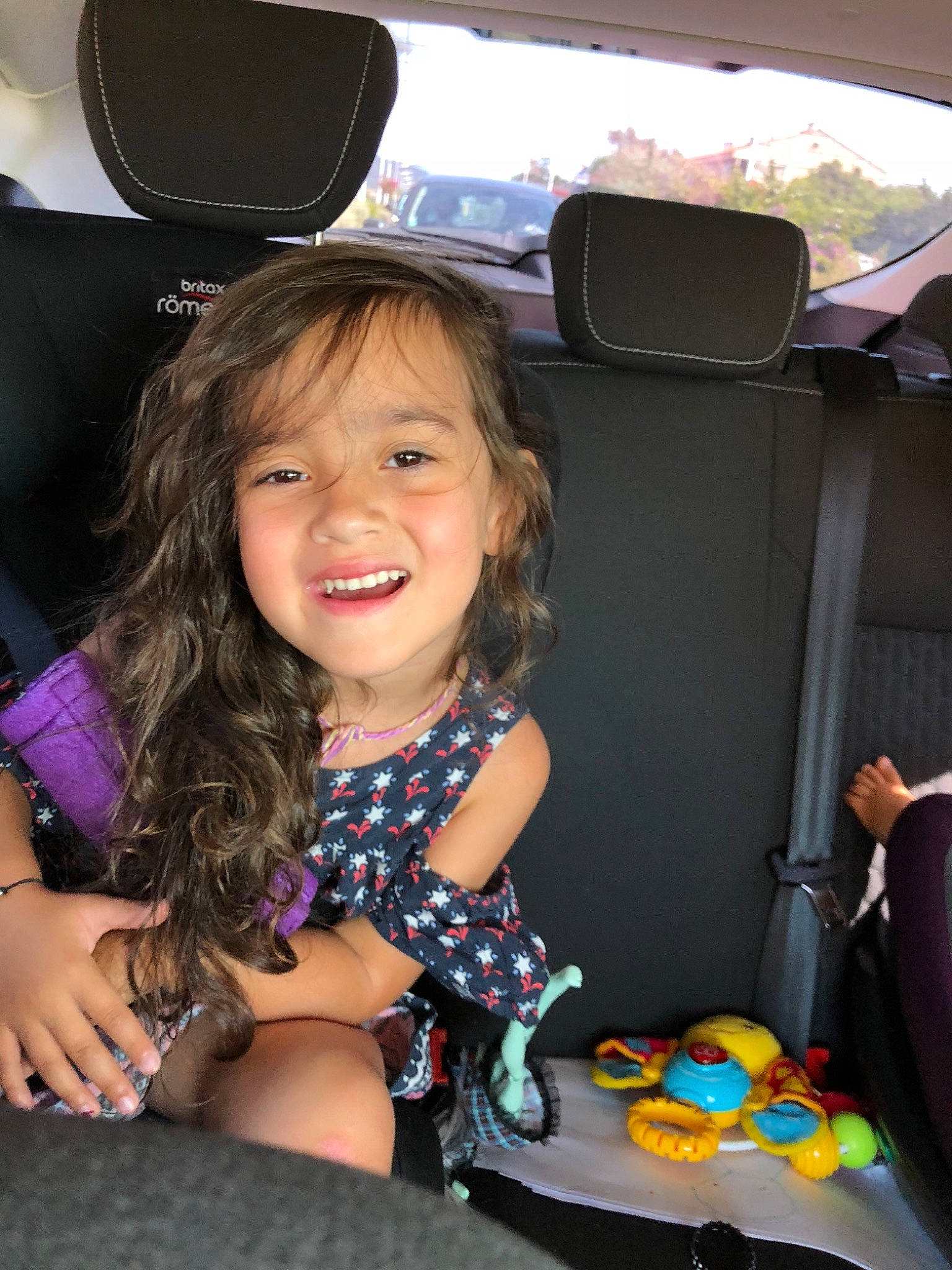 Imany participe au concours pour gagner de l'argent avec cette photo : car_seat, child, fawn, fun, joy, party, person, sitting, smile, toddler, tooth, vacation