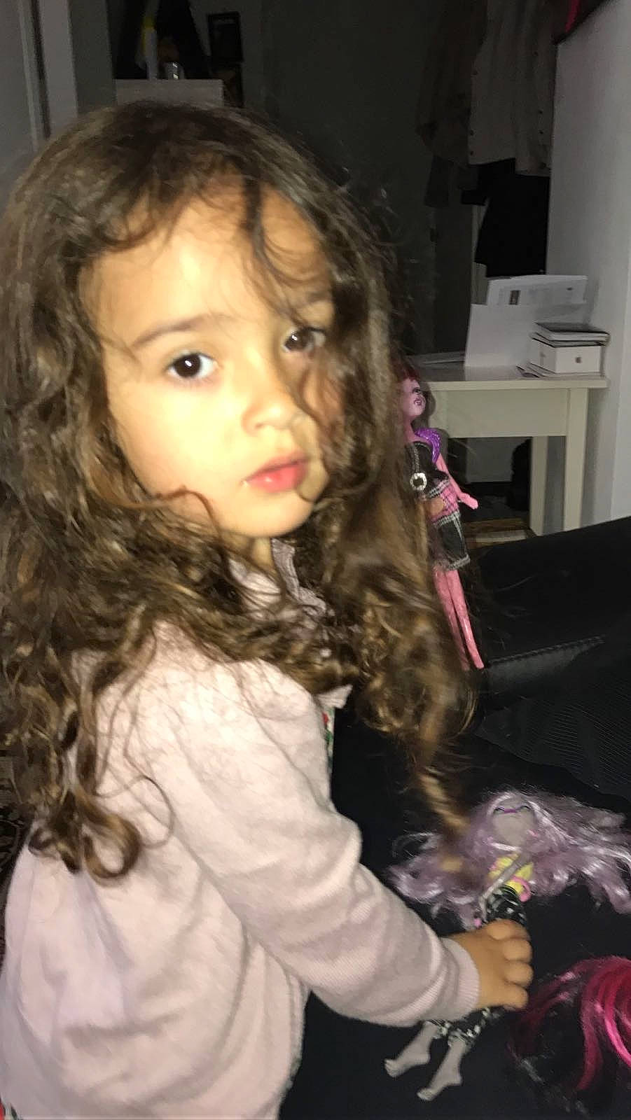 Imany a rejoint le concours — aidez-le/la à gagner de superbes lots ! black_hair, blond, brown_hair, cheek, child, child_model, face, forehead, hair, hair_coloring, hairstyle, jaw, lip, long_hair, nose, person, ringlet, smile, toddler