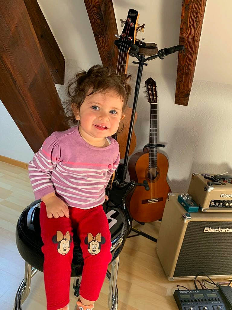 Arizona participe au concours pour gagner de l'argent avec cette photo : child, guitar, musical_instrument, musician, person, plucked_string_instruments, string_instrument, toddler