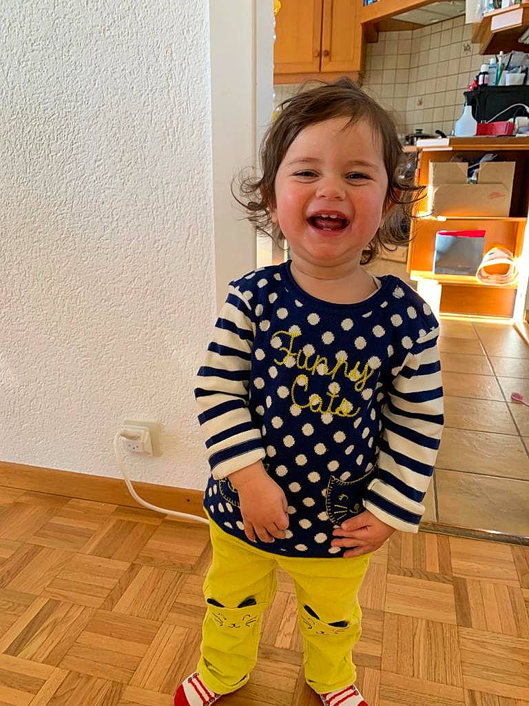 Arizona participe au concours pour gagner de l'argent avec cette photo : baby, baby_toddler_clothing, child, clothing, joy, leggings, outerwear, pajamas, pattern, person, shoe, sleeve, smile, standing, t_shirt, toddler, trousers, yellow