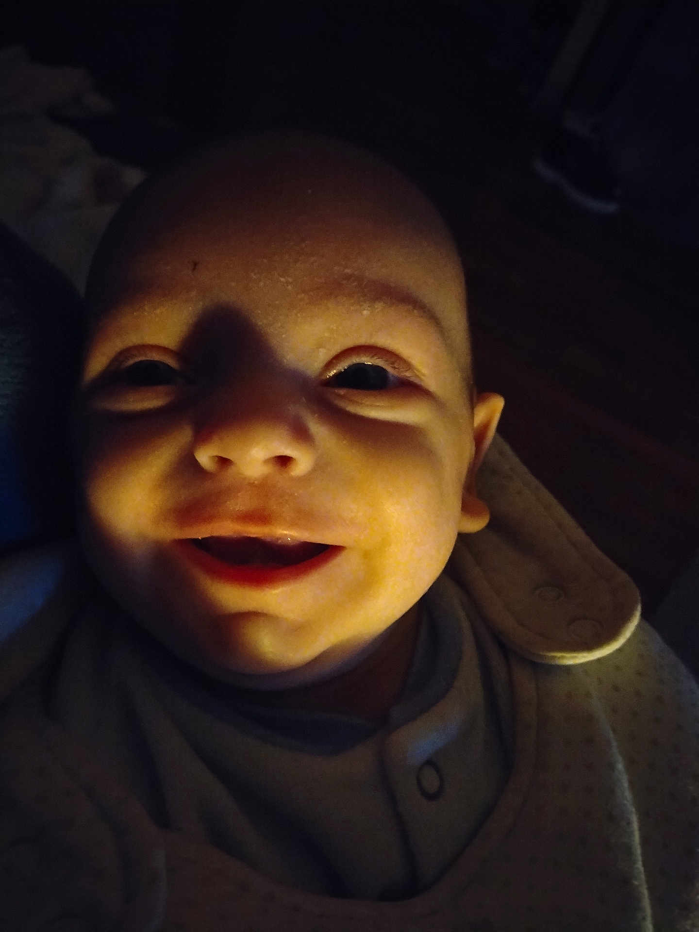 Angelo a rejoint le concours — aidez-le/la à gagner de superbes lots ! baby, smile, face, closeup, infant, dim_light, portrait, expression, child, indoors, warm_light, shadow, cute, happiness, apparel, newborn, skin, person, head, eyes