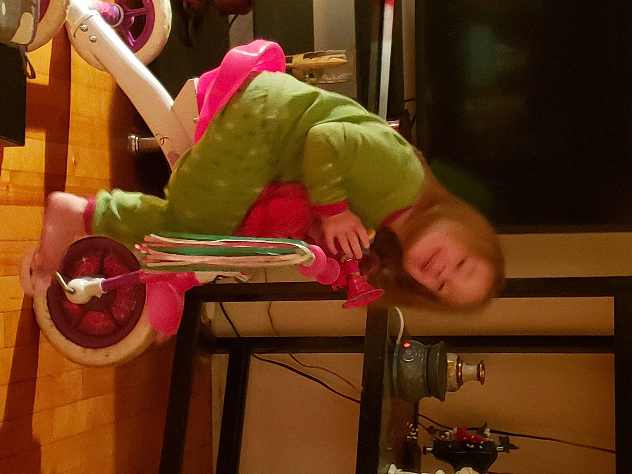 Amelya participe au concours pour gagner de l'argent avec cette photo : balance, child, fun, hat, human_leg, knee, leisure, magenta, party_supply, person, room, sandal, sitting, thigh, tire, toy, wheel, wood