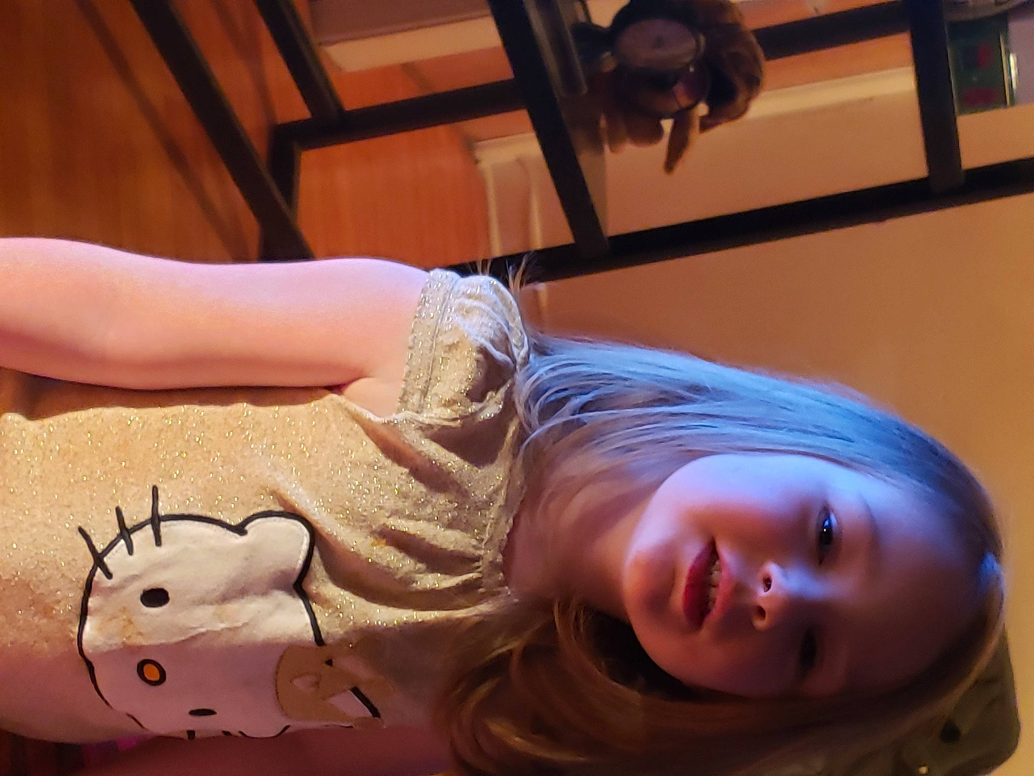 Amelya a rejoint le concours — aidez-le/la à gagner de superbes lots ! abdomen, blond, brown_hair, chest, child, elbow, eyelash, eyewear, fun, happy, human_leg, lip, mammal, mouth, nose, person, picture_frame, skin, smile, trunk