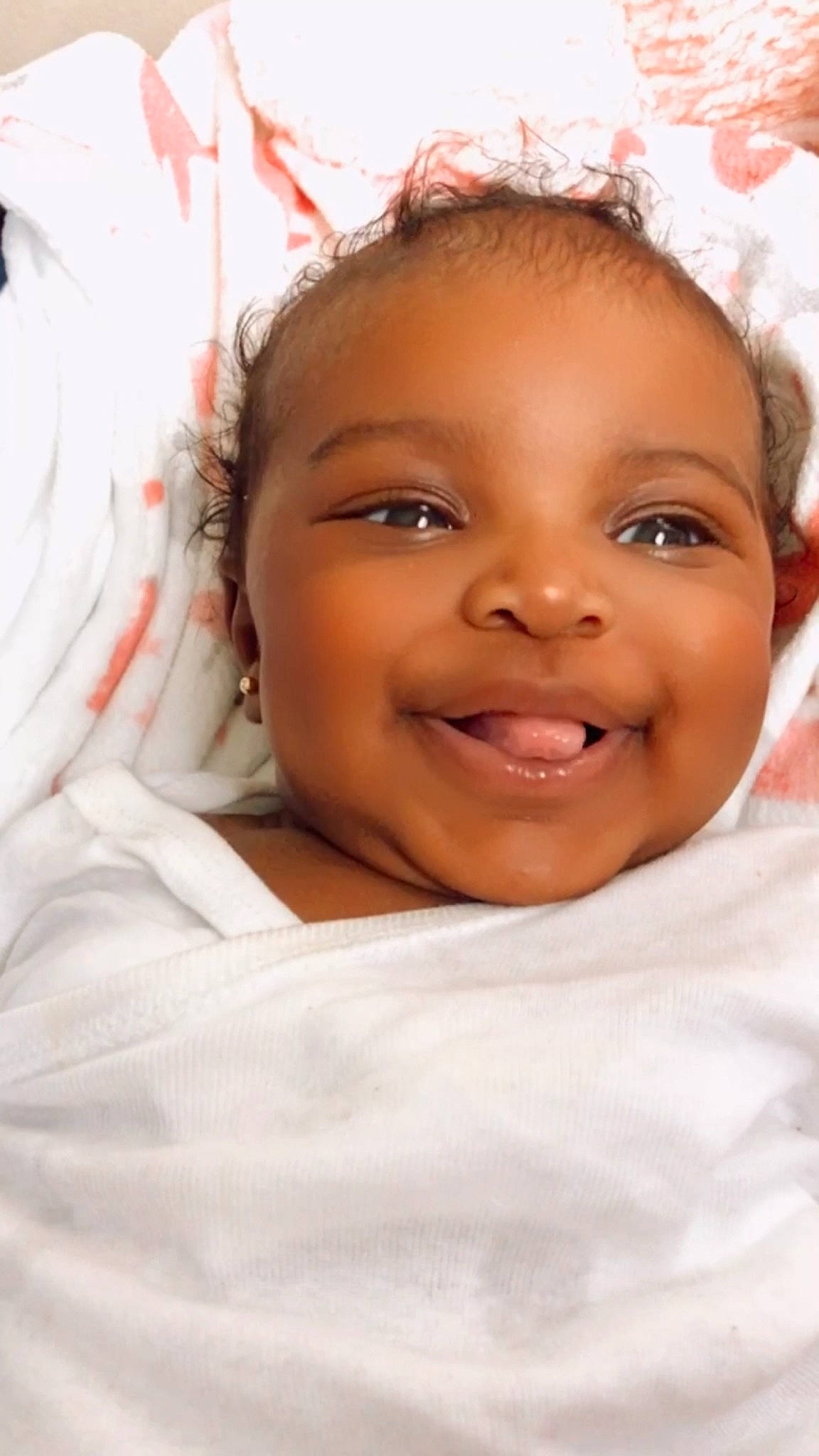 Journi is registered to the contest to win money with this photo: baby_toddler_clothing, cheek, child, chin, eye, eyebrow, eyelash, facial_expression, forehead, happy, iris, jaw, joy, laugh, lip, mouth, nose, organ, person, skin