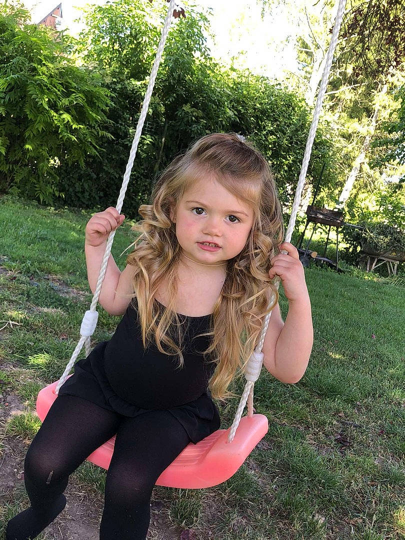 Lina participe au concours pour gagner de l'argent avec cette photo : blond, child, finger, flash_photography, fun, grass, grass_family, hand, happy, human_leg, jewellery, leisure, long_hair, mammal, natural_environment, people_in_nature, person, plant, recreation, swing
