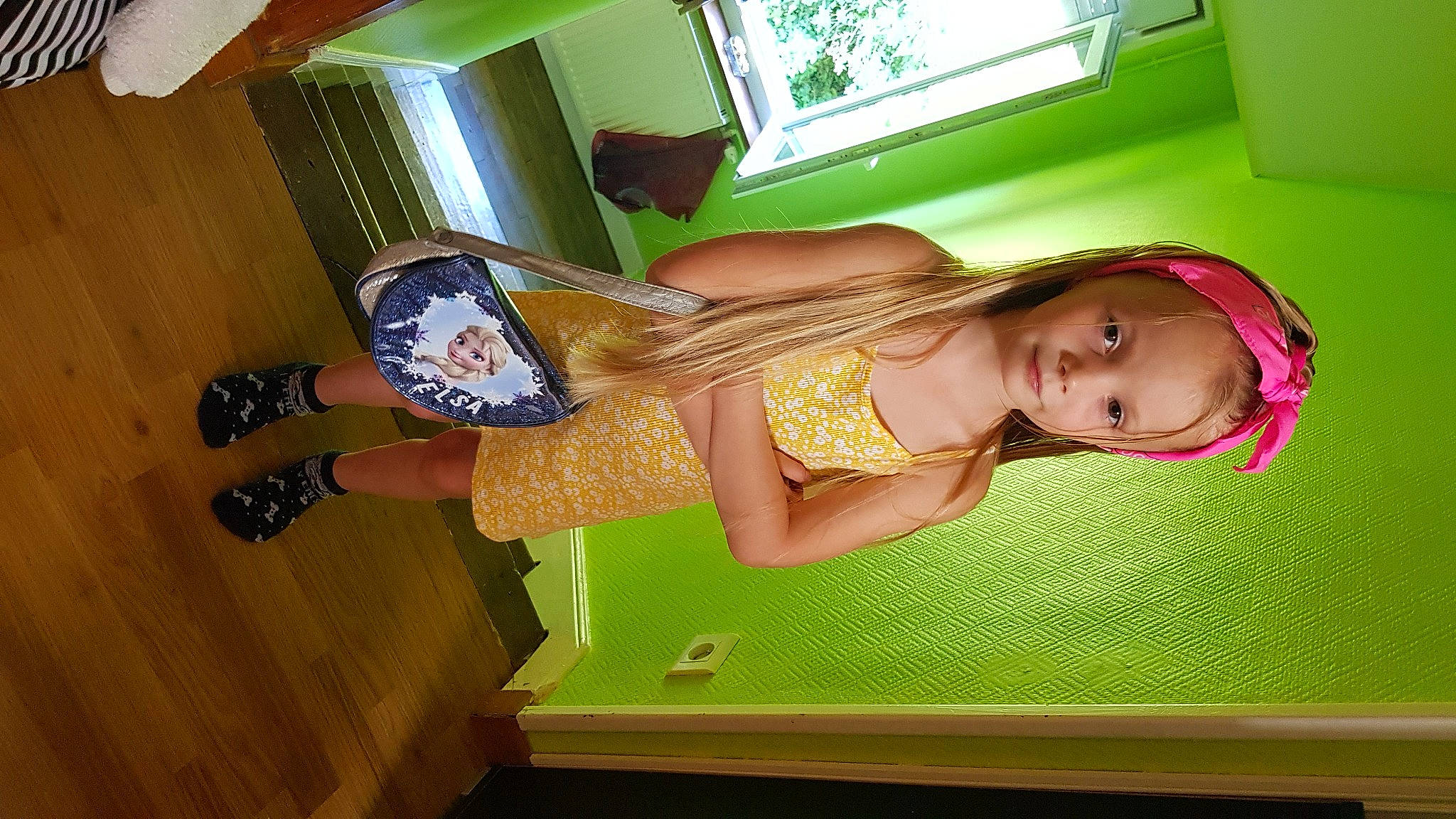 Shana a rejoint le concours — aidez-le/la à gagner de superbes lots ! arm, blond, dress, finger, flooring, fun, hand, hardwood, human_body, human_leg, joint, leg, leisure, long_hair, person, thigh, trunk, waist, window, wood