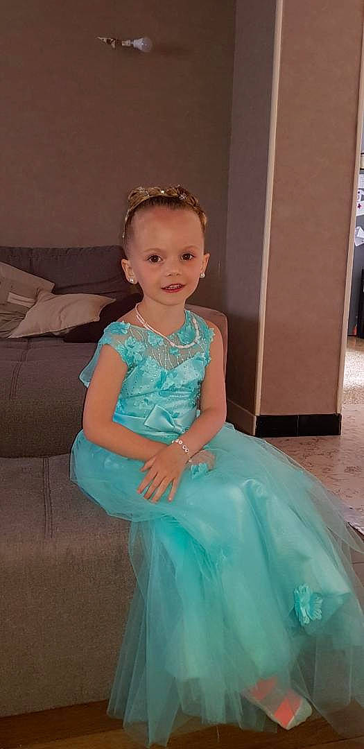 Shana participe au concours pour gagner de l'argent avec cette photo : bridal_accessory, bridal_clothing, bridal_party_dress, day_dress, dress, embellishment, fashion_design, flash_photography, formal_wear, fun, gown, happy, long_hair, one_piece_garment, person, shoulder, skin, sleeve, smile, waist