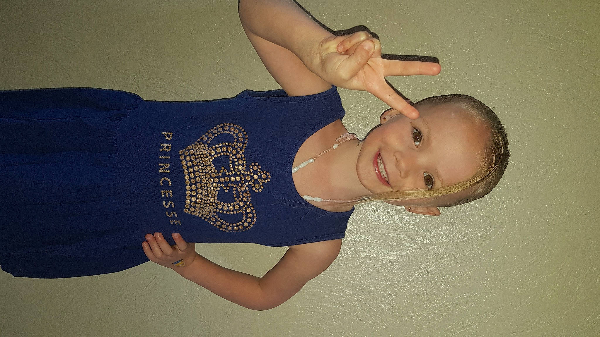 Shana participe au concours pour gagner de l'argent avec cette photo : active_tank, arm, chest, elbow, eyelash, face, gesture, happy, head, jaw, joint, joy, knee, leg, neck, person, sleeve, smile, stomach, thigh