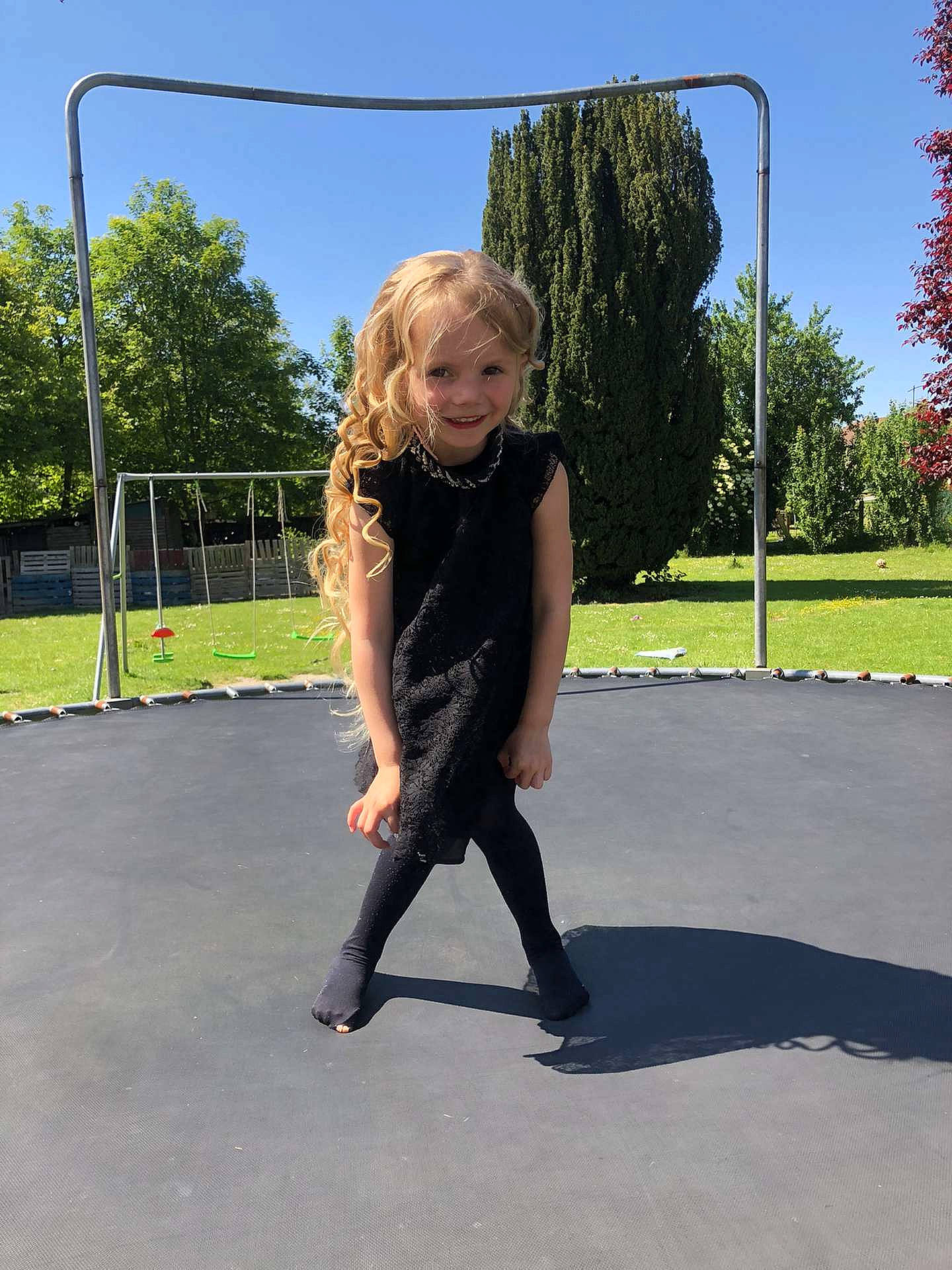 Shana a rejoint le concours — aidez-le/la à gagner de superbes lots ! arm, asphalt, blond, electric_blue, fun, grass, human_body, joy, knee, leg, leisure, person, recreation, shoulder, sky, sleeve, street_fashion, t_shirt, thigh, trampolining_equipment_and_supplies