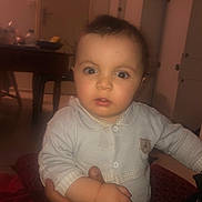 Adam participe au concours pour gagner de l'argent avec cette photo : baby, child, infant, onesie, hand, indoor, table, door, person, face, curious, clothing, eyes, skin, furniture, room, portrait, young, holding, sleeve