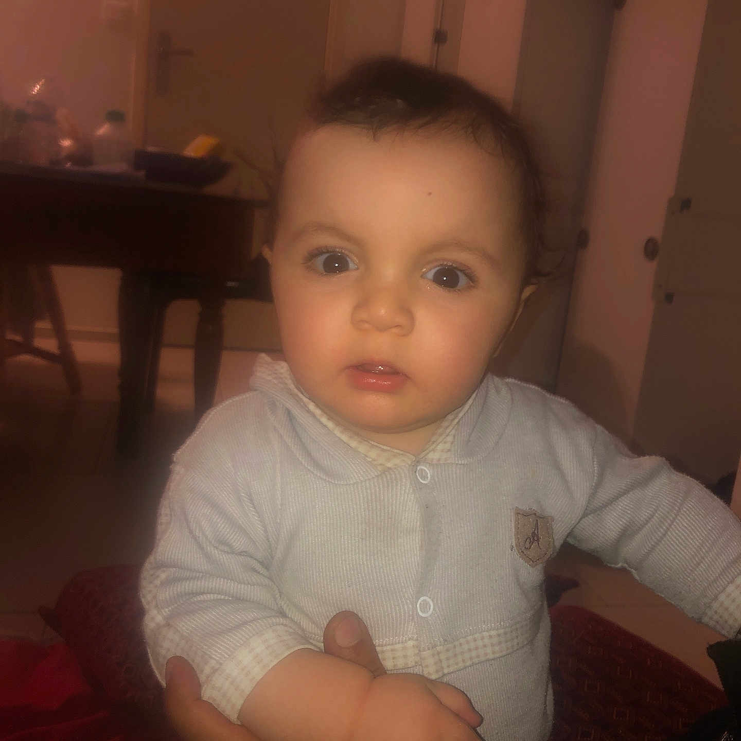 Adam participe au concours pour gagner de l'argent avec cette photo : baby, child, infant, onesie, hand, indoor, table, door, person, face, curious, clothing, eyes, skin, furniture, room, portrait, young, holding, sleeve