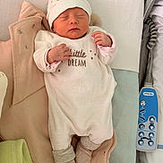 Leyna a rejoint le concours — aidez-le/la à gagner de superbes lots ! newborn, baby, sleeping, hat, pajamas, blanket, pink, cozy, infant, bed, soft, peaceful, child, cute, small, resting, indoors, clothing, person, portrait