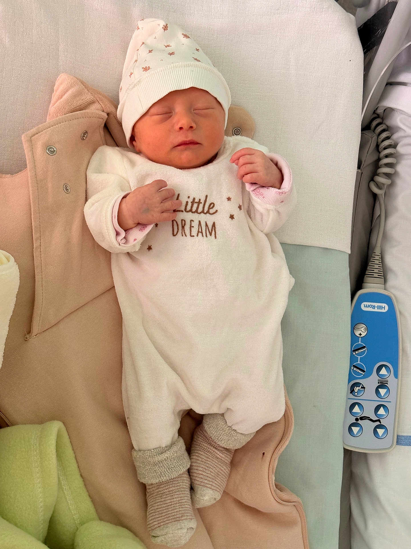 Leyna a rejoint le concours — aidez-le/la à gagner de superbes lots ! newborn, baby, sleeping, hat, pajamas, blanket, pink, cozy, infant, bed, soft, peaceful, child, cute, small, resting, indoors, clothing, person, portrait